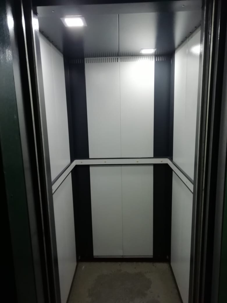 Кабина пассажирского лифта после модернизации